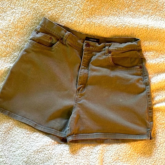 Bill Blass Stretch khaki shorts! Perfect for Spring and Summer. Versatile. - Picture 1 of 5